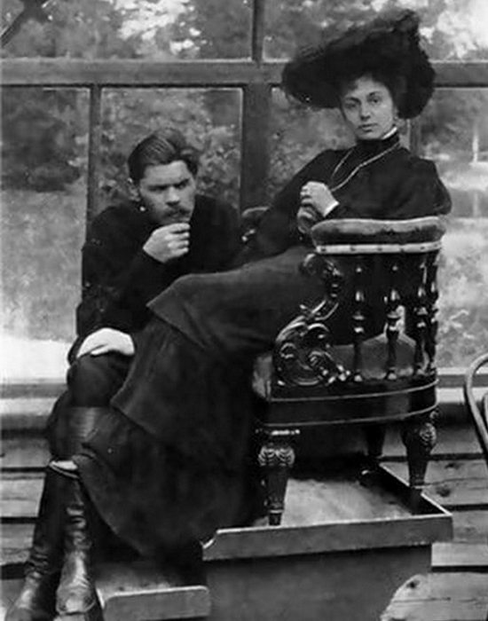 Горький и Андреева позируют художнику И. Е. Репину. / Фото: m.kino-teatr.ru Горький и Андреева позируют художнику И. Е. Репину. / Фото: m.kino-teatr.ru