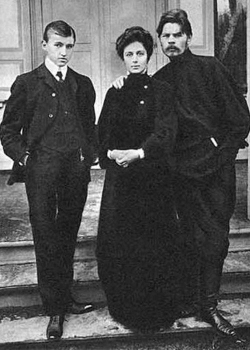 Мария Андреева и Максим Горький. Слева — сын Андреевой Юрий Желябужский. / Фото: moiarussia.ru Мария Андреева и Максим Горький. Слева — сын Андреевой Юрий Желябужский. / Фото: moiarussia.ru