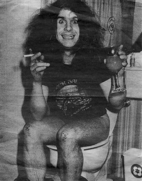 Всем привет от Оззи. / Фото: rockapedia.com Всем привет от Оззи. / Фото: rockapedia.com