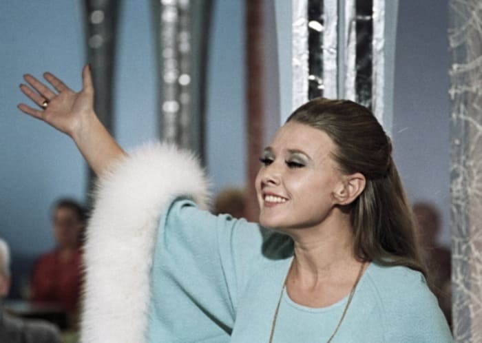 Исполнительница песни *Стоят девчонки, стоят в сторонке…* Мария Пахоменко | Фото: ria.ru Исполнительница песни *Стоят девчонки, стоят в сторонке…* Мария Пахоменко | Фото: ria.ru