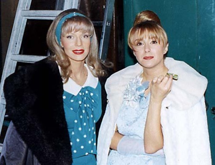 Наталья Ветлицкая и Алена Апина на съемках «Старых песен о главном-2», 1997 | Фото: kino-teatr.ru Наталья Ветлицкая и Алена Апина на съемках «Старых песен о главном-2», 1997 | Фото: kino-teatr.ru