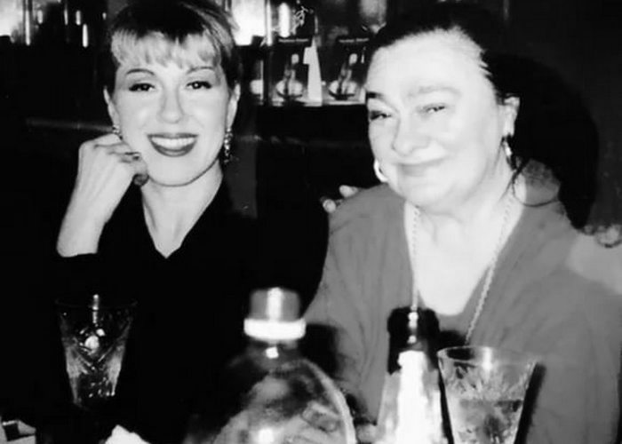 Люба Успенская, Галина Брежнева и шампанское. / Фото: argumentiru.com Люба Успенская, Галина Брежнева и шампанское. / Фото: argumentiru.com