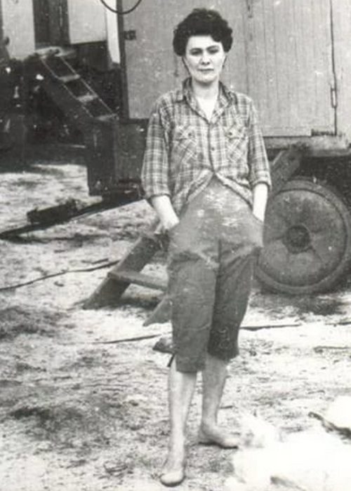 Галина Брежнева у циркового вагончика. / Фото: alt-com.r-b.ru Галина Брежнева у циркового вагончика. / Фото: alt-com.r-b.ru