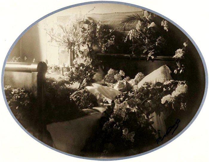 Сара Бернар в гробу. | Фото: kolybanov.livejournal.com.