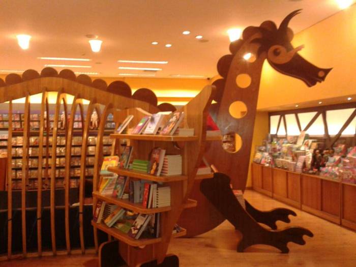 Полка с детскими книгами в магазине.