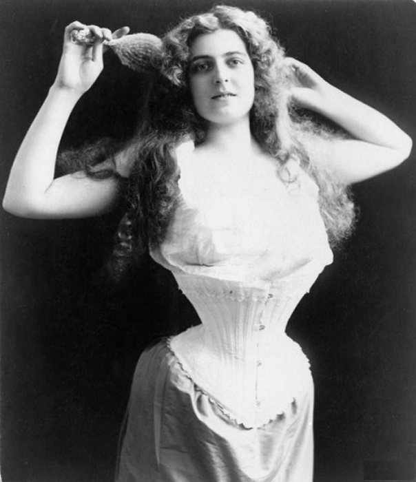 Девушка в корсете. | Фото: pressa.tv. Девушка в корсете. | Фото: pressa.tv.