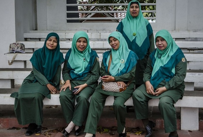 Эти улыбающиеся женщины-полицейские очень жестко принимают решения об избиении провинившихся. | Фото: dailymail.co.uk.