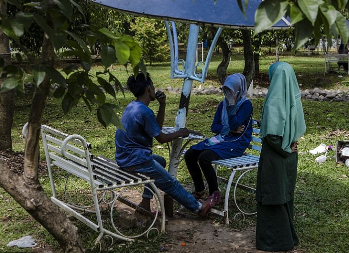 Женщина-полицейский проводит разъяснительную беседу с парой в парке. | Фото: dailymail.co.uk.