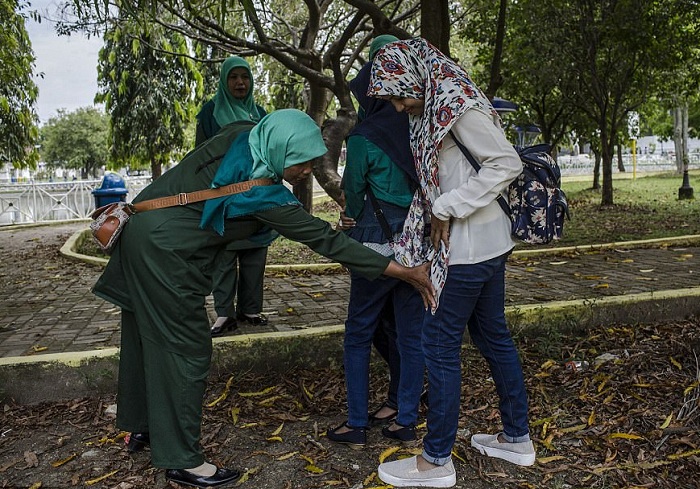 Женщины-полицейские следят за внешним видом прохожих. | Фото: dailymail.co.uk.