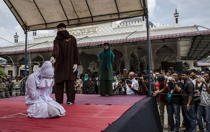 За интимные отношения вне брака наказывают ударам палкой. | Фото: dailymail.co.uk.