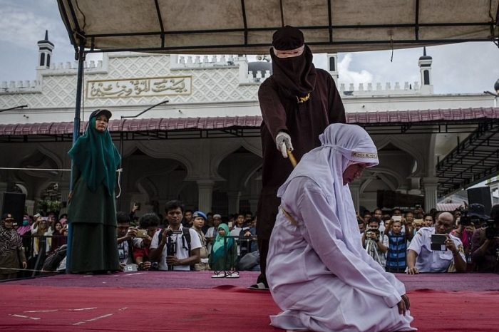 Наказание исполняет палач в маске. | Фото: dailymail.co.uk.
