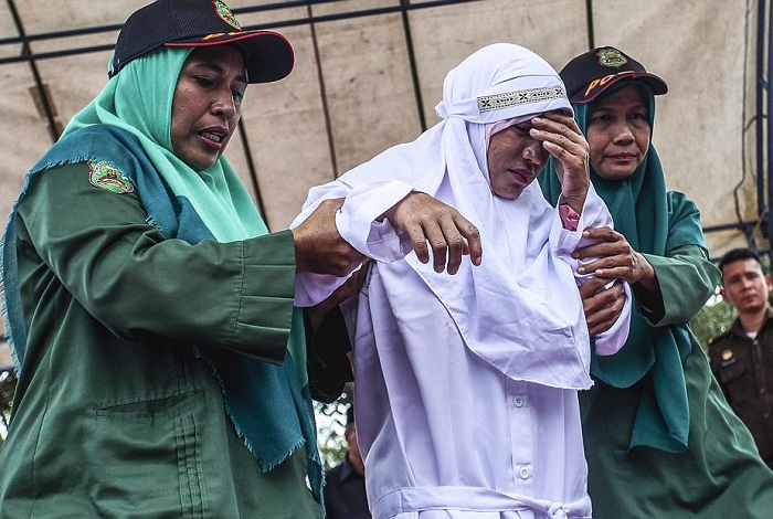 После исполнения наказания женщину выводят полицейские. | Фото: dailymail.co.uk.