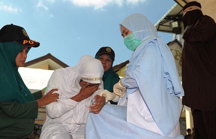 Врач осматривает женщину после исполнения приговора. | Фото: krest.vn.ua.