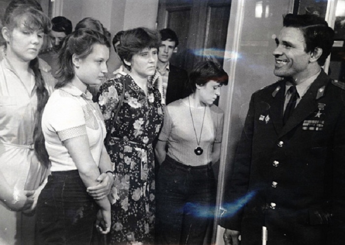 Посетителям рассказывают об А. И. Попрядухине. | Фото: zvezda-r.ru. Посетителям рассказывают об А. И. Попрядухине. | Фото: zvezda-r.ru.