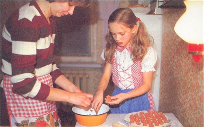 Катя любит помогать маме на кухне.