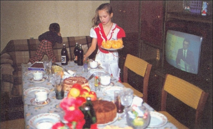 Катя накрывает праздничный стол.