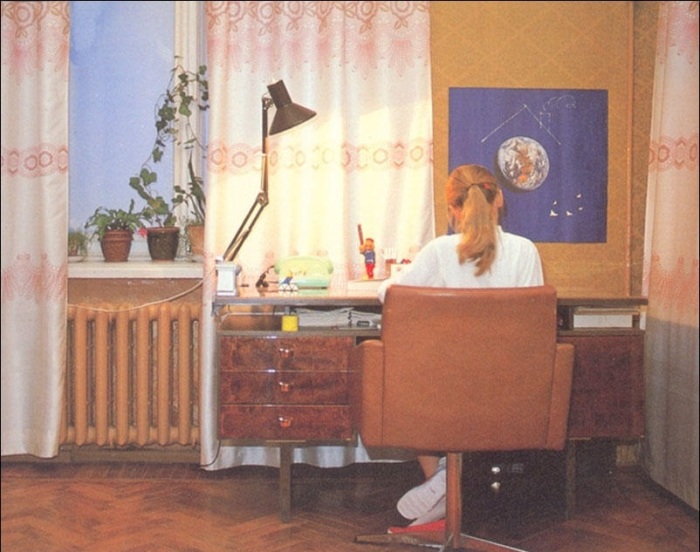 Катя делает домашнюю работу.