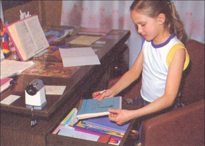 Катя занимается за семейным письменным столом.