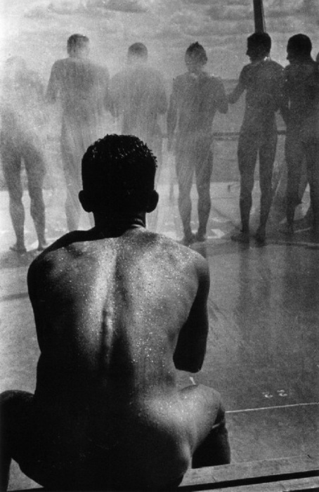 Спортсмены закаляются под холодным душем. СССР, 1932 год. Спортсмены закаляются под холодным душем. СССР, 1932 год.