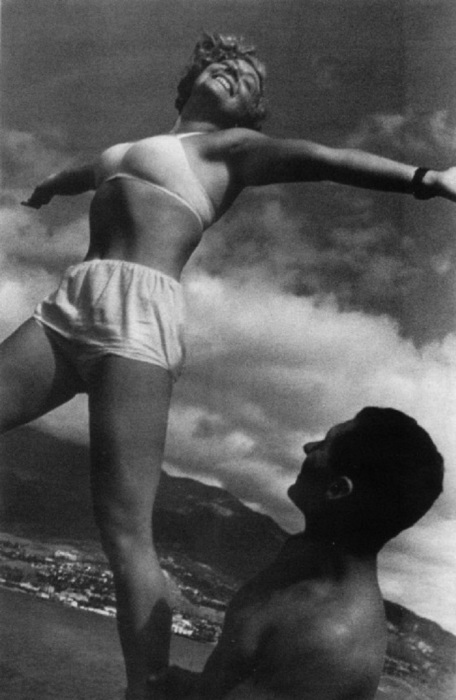 Акробаты перед выступлением. СССР, 1933 год. Акробаты перед выступлением. СССР, 1933 год.