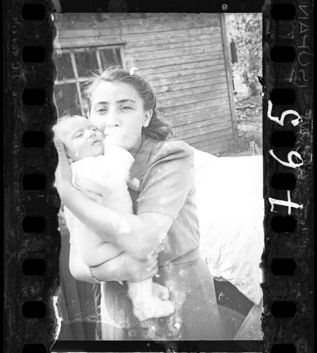 Женщина с ребенком, жена полицейского гетто. Женщина с ребенком, жена полицейского гетто.