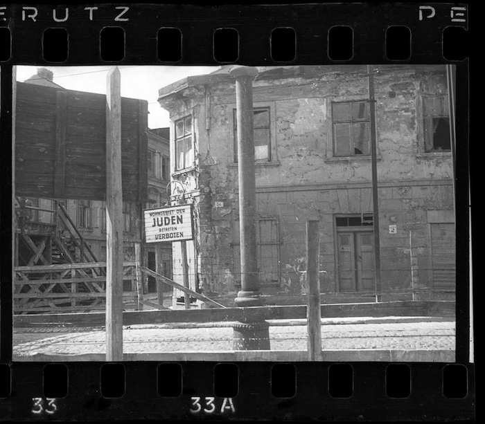 Вход на территорию гетто запрещен. Вход на территорию гетто запрещен.