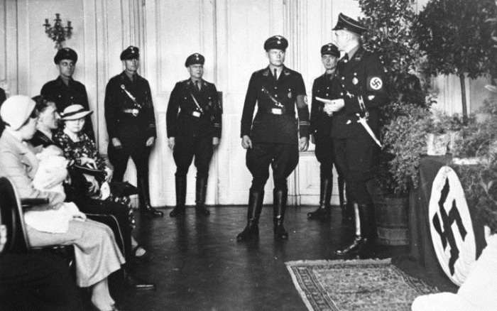 Женщин, выносивших несколько «чистокровными арийцами», награждали Материнским крестом. | Фото: messynessychic.com. Женщин, выносивших несколько «чистокровными арийцами», награждали Материнским крестом. | Фото: messynessychic.com.