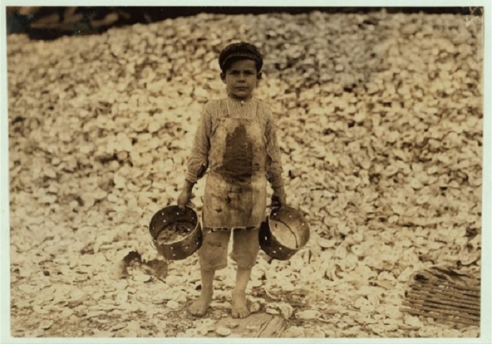 Мануэль, год, занимающийся сушкой креветок, совершенно не говорящий по английский. Штат Миссисипи, февраль 1911 года. Мануэль, год, занимающийся сушкой креветок, совершенно не говорящий по английский. Штат Миссисипи, февраль 1911 года.