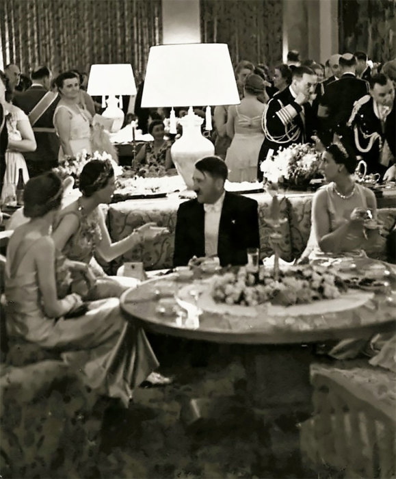 Адольф Гитлер беседует с югославской принцессой Ольгой в 1939 году. Адольф Гитлер беседует с югославской принцессой Ольгой в 1939 году.