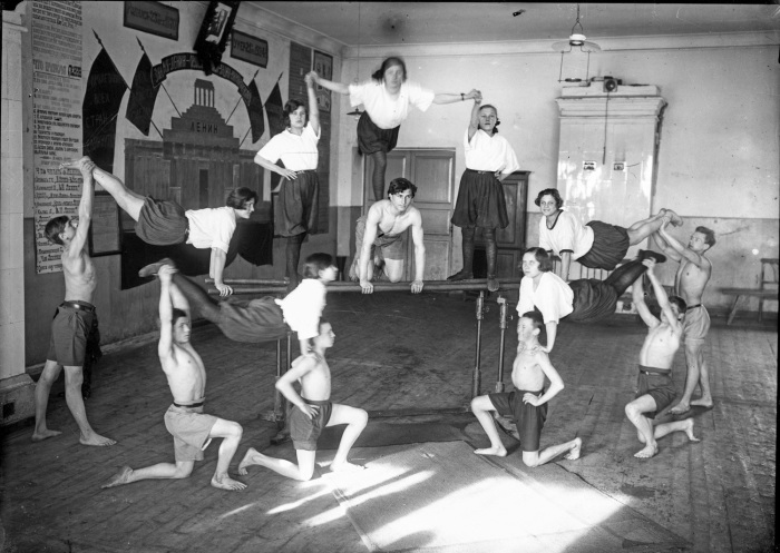 Пирамида комсомольцев на фоне изображения первого мавзолея Ленина в 1924 году. Пирамида комсомольцев на фоне изображения первого мавзолея Ленина в 1924 году.