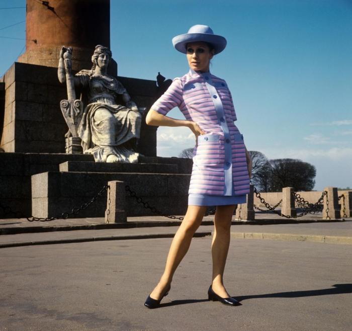 Демонстрация летнего платья и удлиненного жакета из шелка. СССР, 1970 год. Демонстрация летнего платья и удлиненного жакета из шелка. СССР, 1970 год.