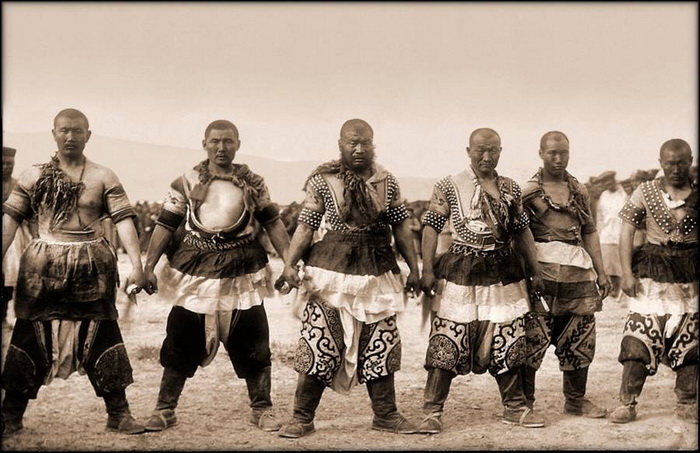 Монголы в традиционных нарядах. Во время культурной революции по обвинению в сепаратизме пострадало почти 23 тысячи жителей Внутренней Монголии. Хэбэй, 1909 г. Монголы в традиционных нарядах. Во время культурной революции по обвинению в сепаратизме пострадало почти 23 тысячи жителей Внутренней Монголии. Хэбэй, 1909 г.