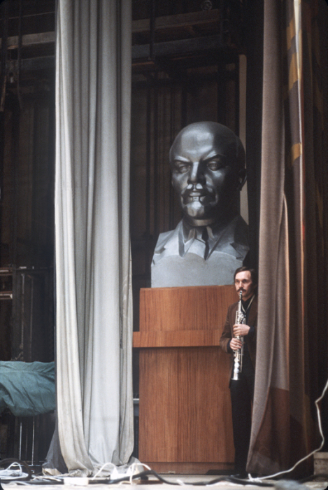 Репетиция перед началом выступления. СССР, 1980-е годы. Репетиция перед началом выступления. СССР, 1980-е годы.