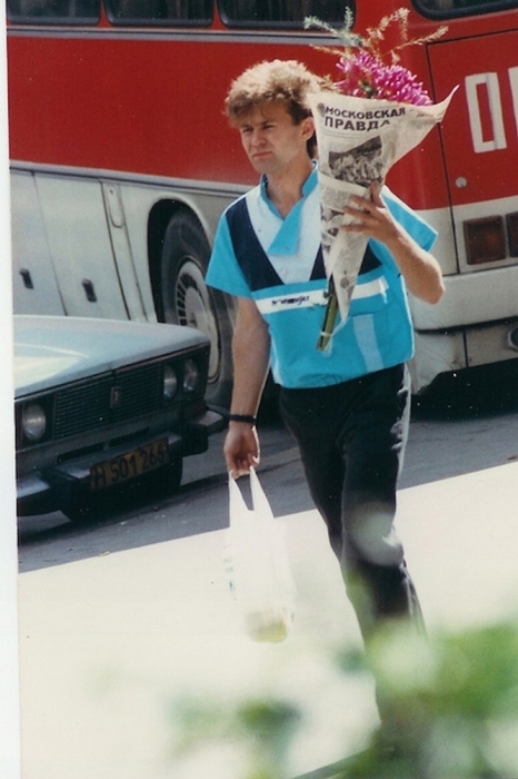 Мужчина несет цветы любимой женщине. СССР, Москва, 1984 год. Мужчина несет цветы любимой женщине. СССР, Москва, 1984 год.