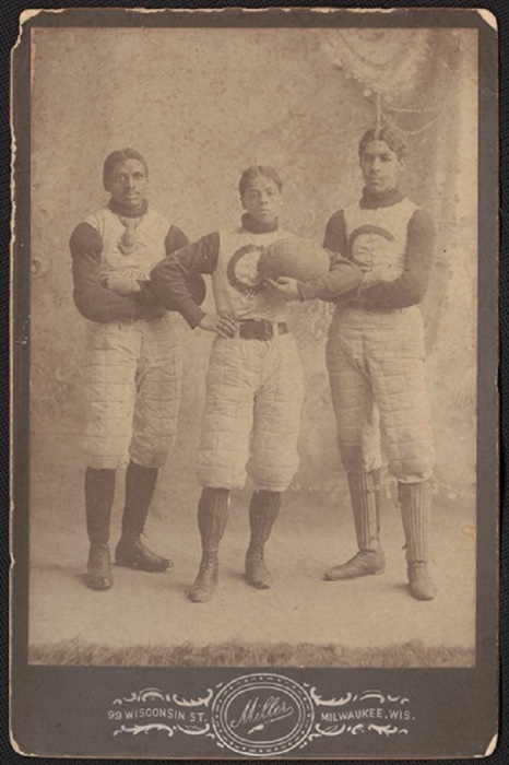 Три регбиста в спортивной форме. Три регбиста в спортивной форме.