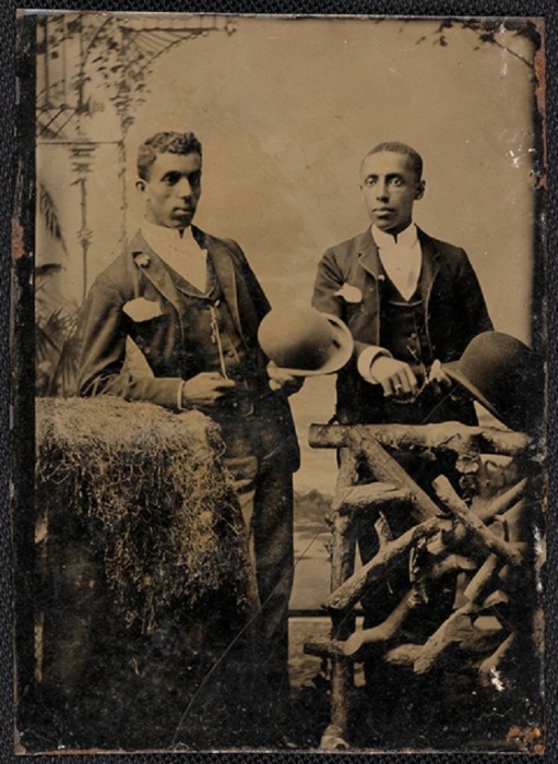 Двое в костюмах и котелках. Двое в костюмах и котелках.