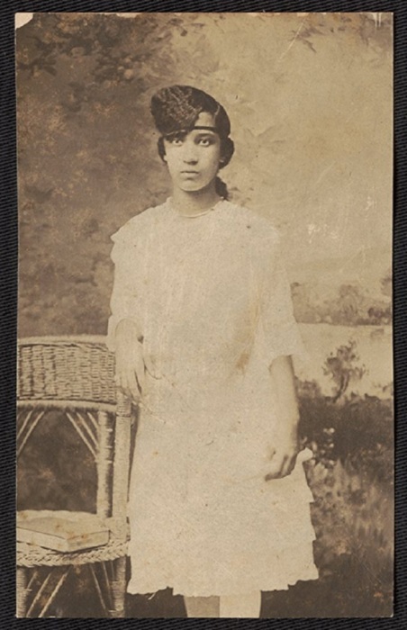 Портрет девушки в белом платье. Портрет девушки в белом платье.