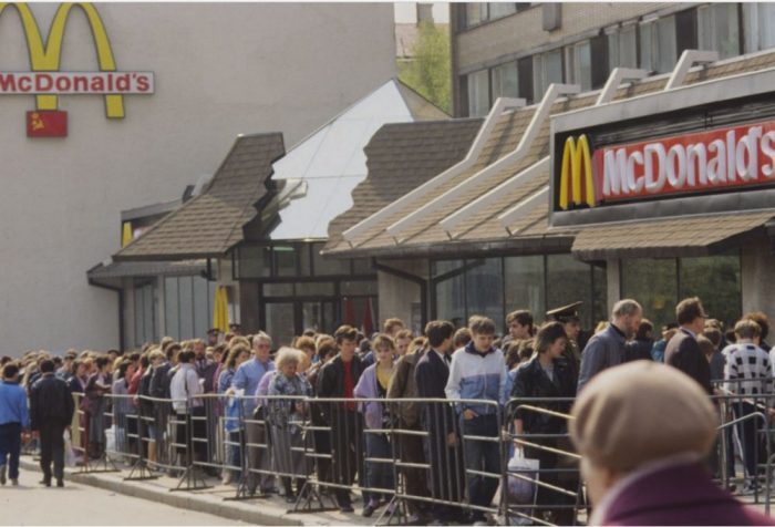 Огромная очередь в Макдональдс. СССР, 1991 год. 