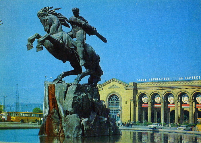 Памятник легендарному герою армянского национального эпоса XIII века. Памятник легендарному герою армянского национального эпоса XIII века.