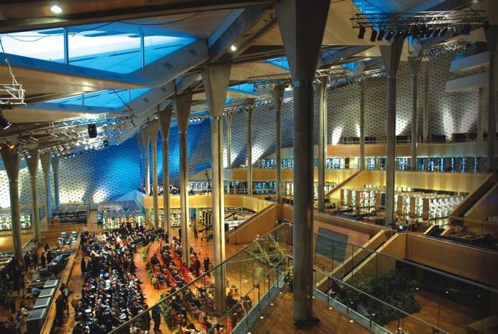 Главный читальный зал библиотеки Александрины занимает площадь 70 тысяч кв. метров. | Фото: tut1.ru. Главный читальный зал библиотеки Александрины занимает площадь 70 тысяч кв. метров. | Фото: tut1.ru.