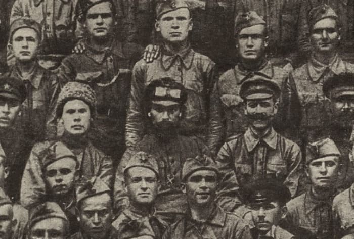 Николай Щорс среди курсантов школы комсостава, 1935 | Фото: kraevedoff.ru