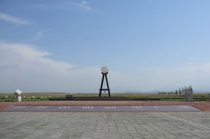 Монумент «Географический центр Азии» в Юнгфэне