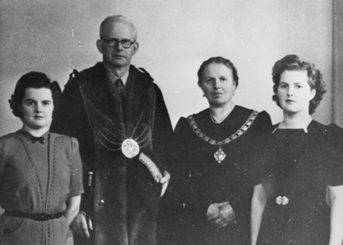 Альфред и Беатрис Робертс с дочерьми Муриэль и Маргарет (справа), 1945 год./ Фото: vietbao.org