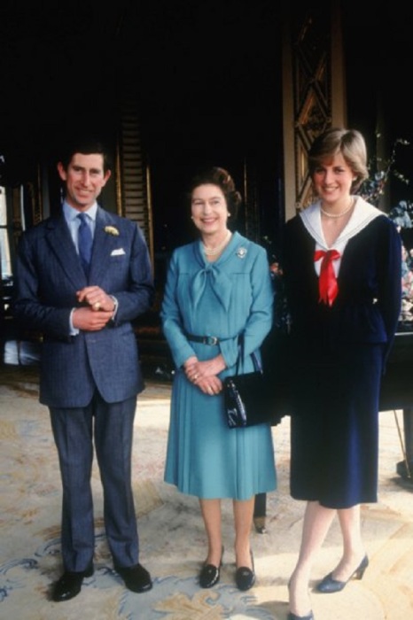 Чарльз и Диана были одинакового роста, поэтому на официальных фото принцессу просили выставлять ногу вперед, чтобы визуально казаться ниже принца. | Фото: ofigenno.com. Чарльз и Диана были одинакового роста, поэтому на официальных фото принцессу просили выставлять ногу вперед, чтобы визуально казаться ниже принца. | Фото: ofigenno.com.