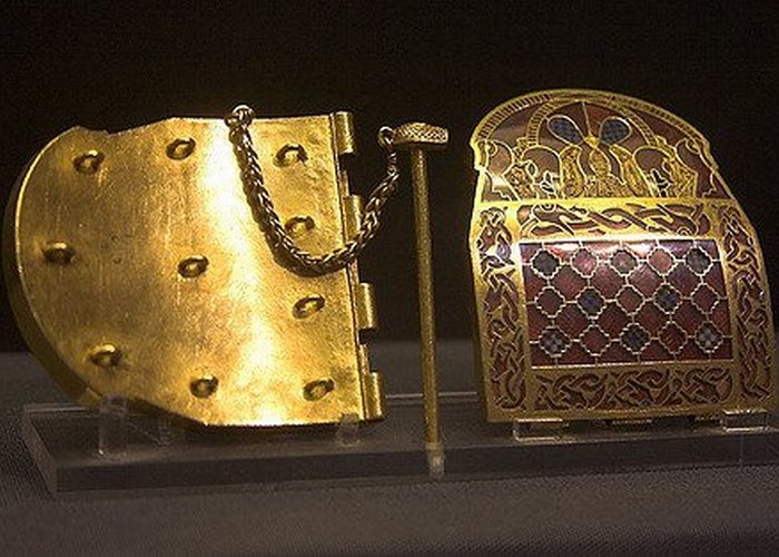 Один из двух одинаковых наплечников. Один из двух одинаковых наплечников.