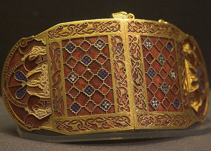 Застежки наплечников из Саттон-Ху, Британский музей. Застежки наплечников из Саттон-Ху, Британский музей.