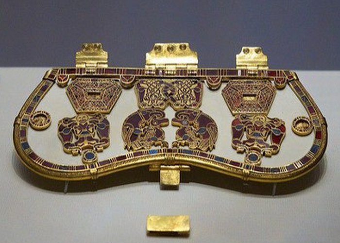 Обложка кошелька из захоронения Саттон-Ху. Обложка кошелька из захоронения Саттон-Ху.