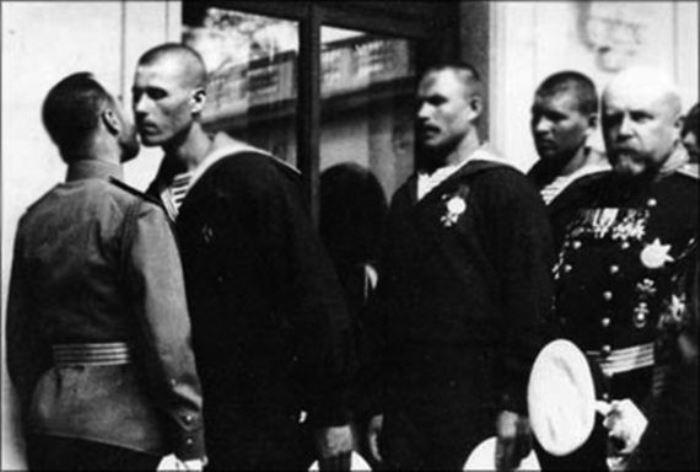 Христосование императора Николая II с членами экипажа яхты *Штандарт*. Ливадия, после 1909 г. | Фото: plam.ru Христосование императора Николая II с членами экипажа яхты *Штандарт*. Ливадия, после 1909 г. | Фото: plam.ru