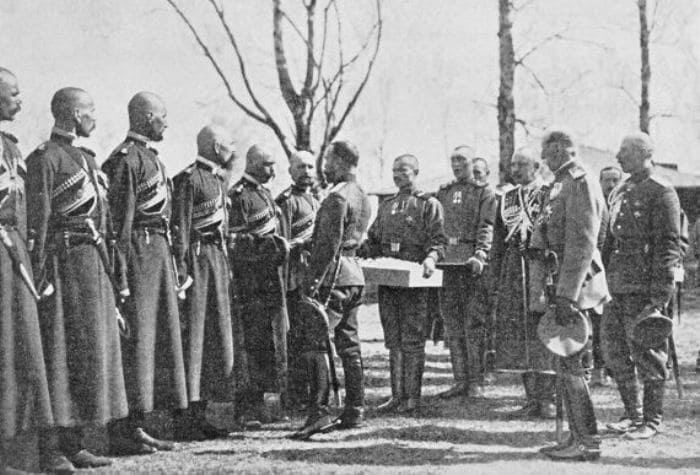 Христосование императора Николая II с урядниками конвоя | Фото: plam.ru Христосование императора Николая II с урядниками конвоя | Фото: plam.ru