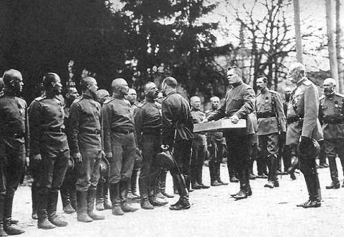 Николай II поздравляет с праздником Пасхи чинов Преображенского полка, 1900-е гг. | Фото: internetsobor.org Николай II поздравляет с праздником Пасхи чинов Преображенского полка, 1900-е гг. | Фото: internetsobor.org